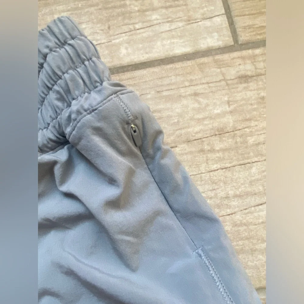 Lululemon Hotty Hot High-Rise Lined Short 2.5" in Rhino Grey ~ Size 8 - Picture 7 of 9